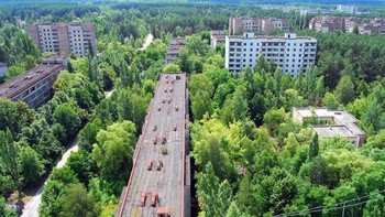 Kota Pripyat dulunya adalah rumah bagi hampir 50.000 orang namun sekarang ditinggalkan setelah bencana nuklir Chernobyl yang terjadi pada tahun 1986. Karena radiasi, kota ini tidak akan tersentuh selama ribuan tahun hingga aman untuk kembali. Foto: Blazepress