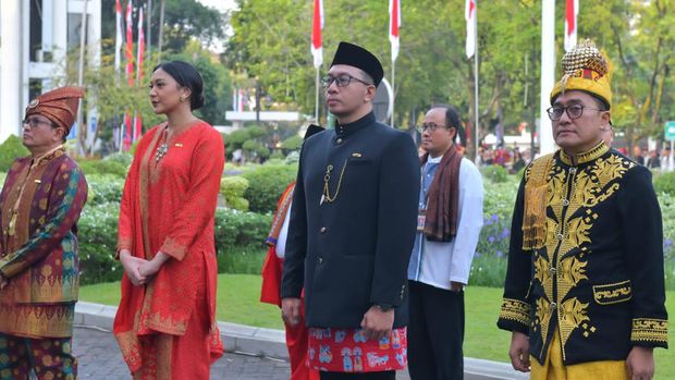 Tepat sebelum upacara detik detik proklamasi 17 Agustus 2023 lalu, Putri Tanjung menerima tanda kehormatan Satyalencana Wira Karya dari Presiden Joko Widodo. (Dok: Istimewa)