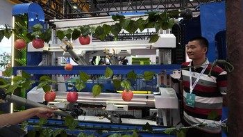 Saat ini robot bahkan sudah bisa membantu di bidang pertanian, seperti robot pemanen apel ini.  