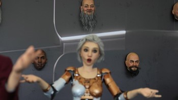 Salah satu yang ditampilkan adalah robot mirip manusia dan wajah robot yang dapat meniru ekspresi manusia.  