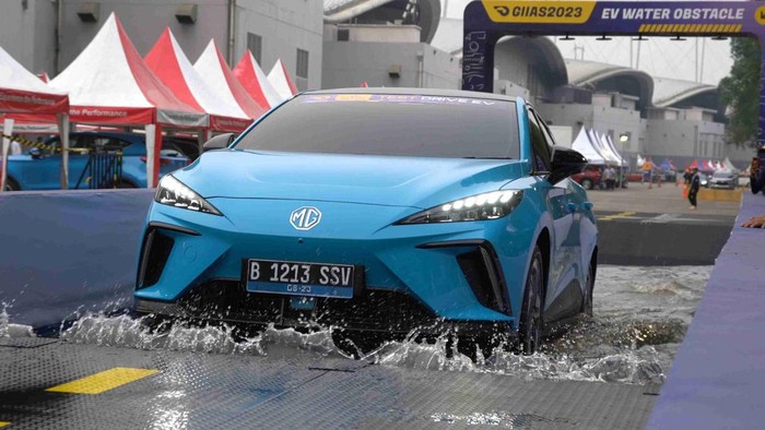 Test drive mobil listrik di arena GIIAS 2023