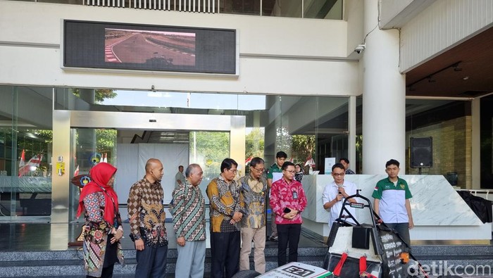 Tim mobil balap listrik ITS