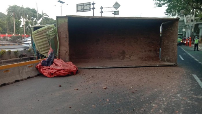 Truk Terguling di Pejompongan Arah Semanggi, Lalin Sempat Tersendat