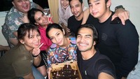 Ini momen kebersamaan Tyas dan Tengku saat merayakan ulang tahun di rumah sakit. Tyas mengungkapkan, Ulang tahun yang bener bener berbeda di tahun ini. Bertambah usia seiring melihat mama yang sedang sangat tidak baik kondisinya. Foto: Instagram @tyasmirasih