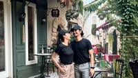 Tyas dan Tengku juga sering terlihat nongkrong bersama di kafe. Begini pose keduanya di salah spot Instagramable kafe yang asri itu. Foto: Instagram @tyasmirasih