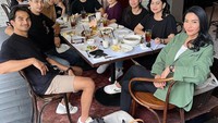 Satu lagi momen kebersamaan mereka dan keluarga. Saat itu sedang menikmati makan siang di sebuah restoran dengan menu yang menggiurkan. Foto: Instagram @tyasmirasih