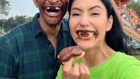 Tak hanya romantis, tapi Tyas dan Tengku juga menunjukkan momen lucu mereka. Saat itu, keduanya menikmati donat dengan wajah belepotan cokelat. Foto: Instagram @tyasmirasih
