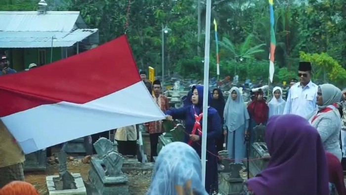 Viral upacara HUT RI di kuburan Blitar