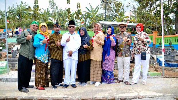 Viral upacara HUT RI di kuburan Blitar