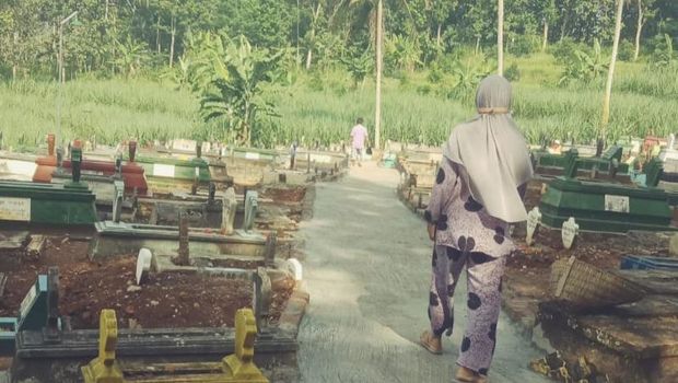 Viral upacara HUT RI di kuburan Blitar