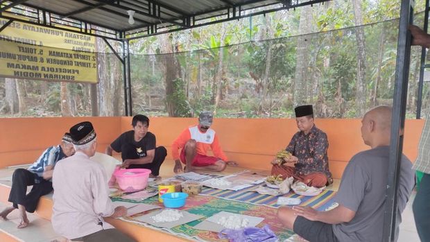 Viral upacara HUT RI di kuburan Blitar