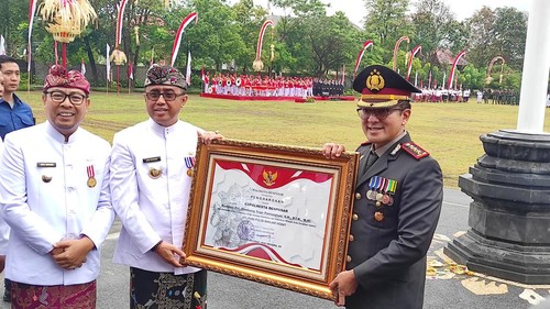 Wali Kota Denpasar I Gusti Ngurah Jaya Negara memberikan penghargaan kepada Kapolresta Denpasar Kombes Bambang Yugo Pamungkas, Kamis (17/8/2023). (I Wayan Sui Suadnyana/detikBali)