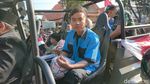 Potret Gibran Pakai Baju Petugas Parkir saat Pawai di Solo