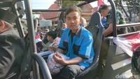 Gibran memakai baju juru parkir berwarna biru hitam lengkap name tag Mas Gibran dan tulisan Petugas Parkir di pundak. (Tara Wahyu NV/detikJateng)