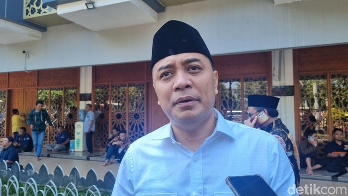 Wali Kota Surabaya Eri Cahyadi bicara soal kekeringan.