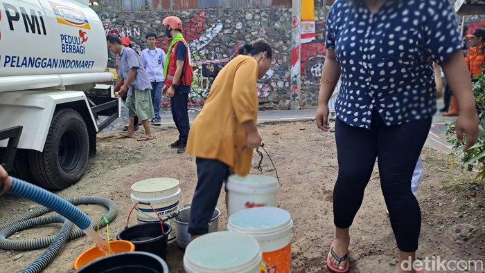 Warga antre untuk mendapatkan air bersih di Kota Sukabumi