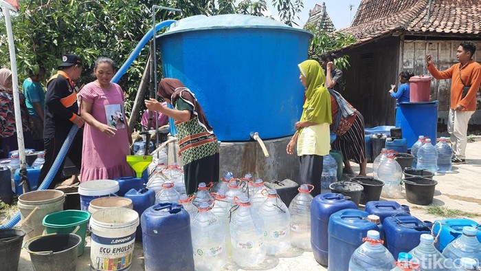 Warga Jaken Pati mengantre air bersih karena kekeringan, Jumat (18/8/2023).