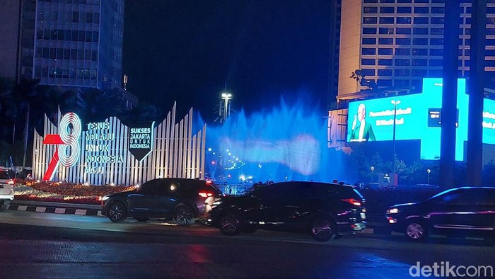 Warga melihat video mapping di air mandur Bundaran HI.