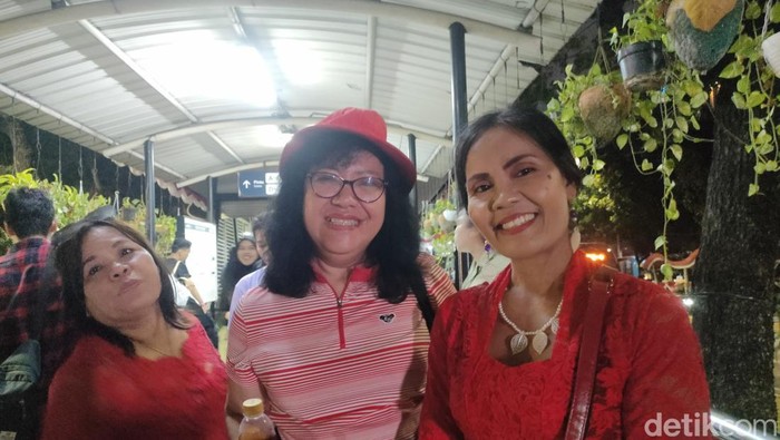 Warga mengaku terharu dengan sikap Jokowi keluar Istana usai upacara penurunan bendera Merah Putih.