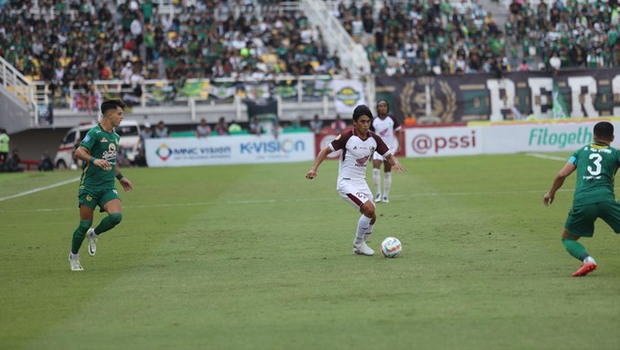 Winger PSM Rizky Eka Pratama cedera saat melawan Persebaya Surabaya di Liga 1.