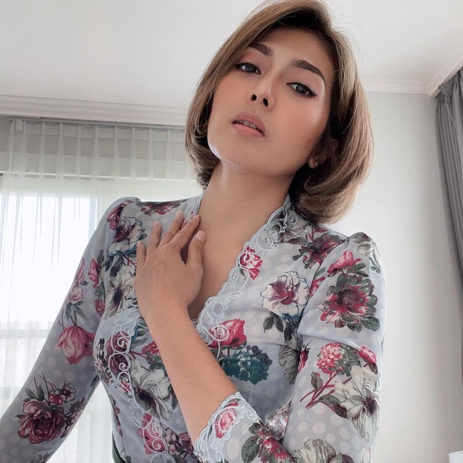 “Itu yang bikin aku ingin coba-coba bikin resep bumbu rujak Bangkok sendiri. Sebisa mungkin rasanya aku mirip-miripin sama yang aslinya. Walaupun dengan bahan-bahan llokal yang ada di sini. Tp ternyata bisa kok mirip rasa yg di sana,” papar Yenny. Foto: Instagram @yennysyen