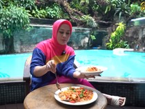 Nekat! 5 YouTuber Penggila Pedas Ini Lahap Ratusan Cabai
