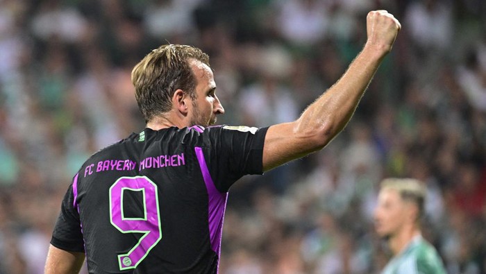 Soccer Football - Bundesliga - Werder Bremen v Bayern Munich - Weser-Stadion, Bremen, Germany - August 18, 2023
Bayern Munichs Harry Kane in action with Sven Ulreich REUTERS/Fabian Bimmer DFL REGULATIONS PROHIBIT ANY USE OF PHOTOGRAPHS AS IMAGE SEQUENCES AND/OR QUASI-VIDEO.