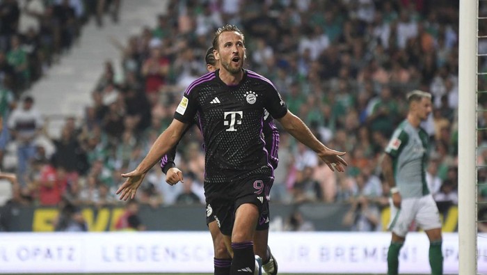 Soccer Football - Bundesliga - Werder Bremen v Bayern Munich - Weser-Stadion, Bremen, Germany - August 18, 2023
Bayern Munichs Harry Kane in action with Sven Ulreich REUTERS/Fabian Bimmer DFL REGULATIONS PROHIBIT ANY USE OF PHOTOGRAPHS AS IMAGE SEQUENCES AND/OR QUASI-VIDEO.