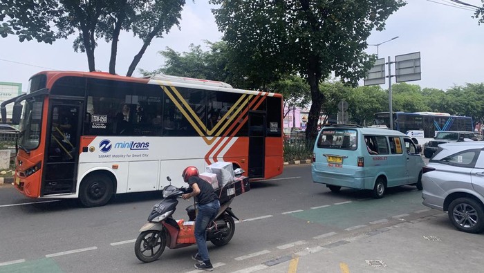 Angkot berwarna biru melawan arah di Jalan Lapangan Ros Utara (Mulia/detikcom)