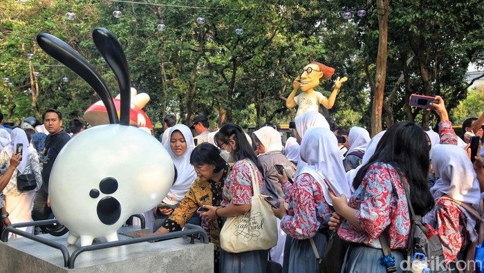 Antusias Pengunjung Pameran Karakter Asli Indonesia Festival Karakter Kekayaan Intelektual 2023 di Plasa Selatan Monas, Jakarta. Pameran ini disambut antusias warga.
