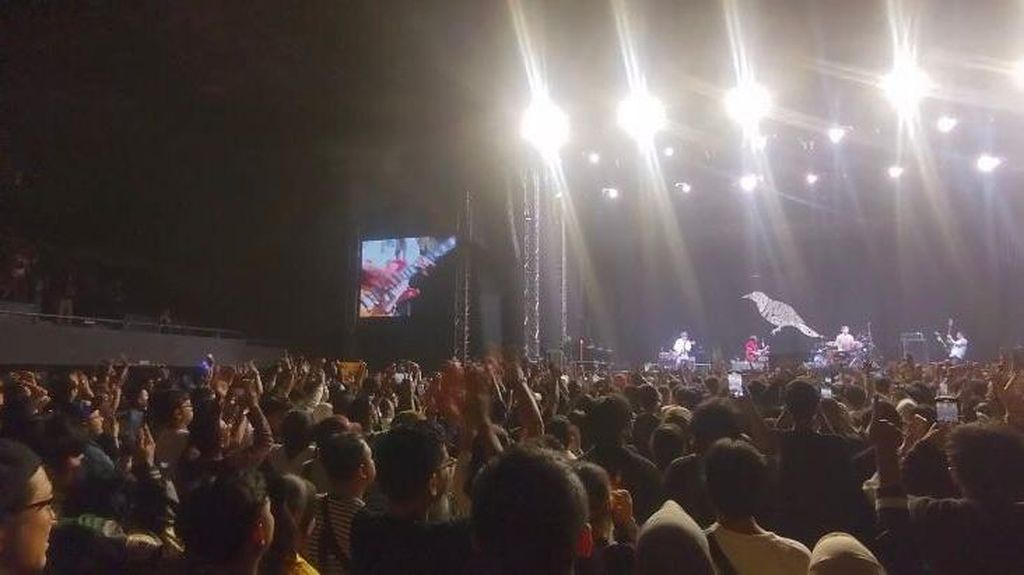 Video Nyanyi Sekeras Mungkin di Konser Asian Kung-fu Generation