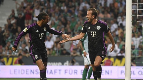Soccer Football - Bundesliga - Werder Bremen v Bayern Munich - Weser-Stadion, Bremen, Germany - August 18, 2023 Bayern Munichs Harry Kane celebrates scoring their second goal with Leroy Sane REUTERS/Fabian Bimmer DFL REGULATIONS PROHIBIT ANY USE OF PHOTOGRAPHS AS IMAGE SEQUENCES AND/OR QUASI-VIDEO.