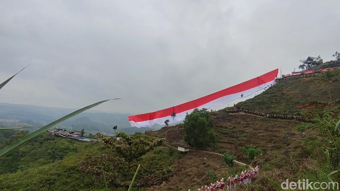 Bendera raksasa berkibar di Bukit Panyangrayan, Kabupaten Tasikmalaya, Sabtu (19/8/2023).