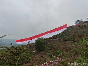 Bendera Raksasa Berkibar di Bukit Panyangrayan Tasikmalaya