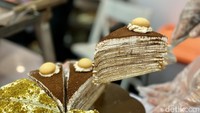 Di tenant Mille Crepes yang berada di area indoor Transmart Bintaro ini menawarkan berbagai varian. Mulai dari matcha, cokelat, red velvet, dan tiramisu yang jadi andalan. Foto: detikcom/Riska Fitria