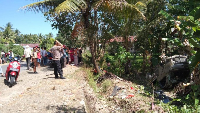 Mobil pikap yang mengangkut 23 siswa Madrasah Tsanawiah (MTs) di Kabupaten Bone, Sulawesi Selatan (Sulsel) terguling.