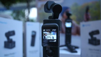 Pocket 3 adalah kamera resolusi 4K 60fps dan lensa ultra-wide-angle 130 derajat yang imersif dengan pengendali nirkabel yang dapat dilepas-pasang pertama di dunia. Mengusung kamera gimbal yang sangat praktis dan mudah dibawa kemanapun, Pocket 3 di desain dengan berat yang sangat ringan dan ringkas, yang membuatnya cukup kecil dan muat di saku celana. 