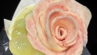 Buah peach pink ini dibentuk sedemikian rupa hingga menjadi bunga mawar. Paduan buah warna hijau menyempurnakannya.