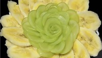 Harga tiap crepe bervariasi. Semakin rumit desainnya dan semakin banyak buah yang dipakai, maka tentunya semakin mahal.