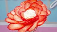 Salah satunya Ichigo wo Tanosshimu ini dengan topping stroberi 2 kali lipat lebih banyak dari crepe stroberi biasa. Cantik ya?