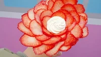 Dilihat dari berbagai sudut, crepe ini begitu cantik. Memakannya juga mudah karena stroberi sudah diiris tipis-tipis.