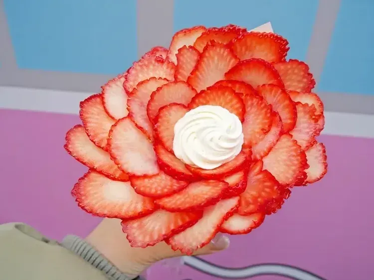 Cantik Banget! Crepe Topping Buket Buah Ini Sayang Dimakan