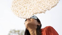 Tak hanya itu, Aurelie Moeremans juga ikut memeriahkan hari kemerdekaan Indonesia dengan lomba makan kerupuk jumbo. Foto: Instagram @aurelie