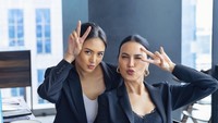 Selain membagikan keseruannya saat 17-an, artis blasteran ini juga suka membagikan momennya saat menikmati makanan dan nongkrong di kafe. Foto: Instagram @aurelie