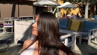 Salah satunya ini, ketika artis kelahiran 1993 itu sedang asik nongkrong di salah satu beach club di Bali. Foto: Instagram @aurelie
