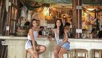 Cantiknya Aurelie Moeremans Saat Lomba Makan Kerupuk dan Santai di Kafe