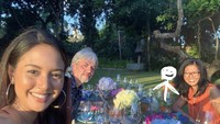 Wanita blasteran Belgia-Klaten ini terlihat sangat bahagia ketika hendak makan bersama Ayah dan Ibunya di taman. Foto: Instagram @aurelie