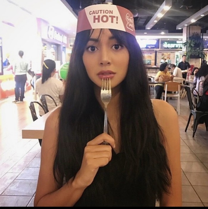 Cantiknya Aurelie Moeremans Saat Lomba Makan Kerupuk dan Santai di Kafe