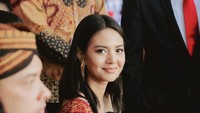 Banyak artis ikut upacara kemerdekaan di istana negara pada Kamis (17/08) lalu. Salah satunya Aurelie Moeremans yang tampil cantik dengan kebaya hitamnya. Foto: Instagram @aurelie