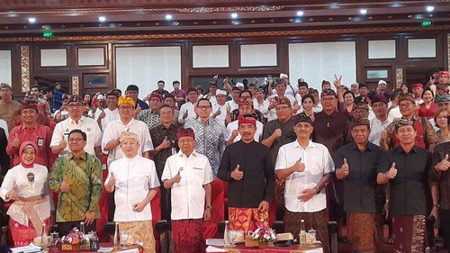 Deputi Bidang Sarana dan Prasarana Bappenas Ervan Maksum (kemeja putih tiga dari kanan) yang juga calon Penjabat Gubernur Bali tampak hadir dalam acara peluncuran Bali Kerthi Development Fund di Denpasar, Sabtu (19/8/2023).